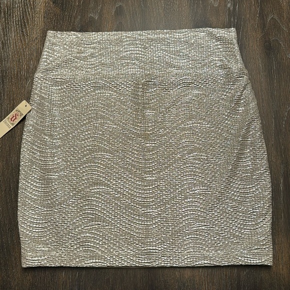 🟠 NWT GOLD FOIL MINI SKIRT SIZE LARGE - Picture 2 of 6